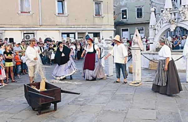 Slovo od poletja bo med drugim popestila tudi priljubljena turistična novost Homo na plac. 