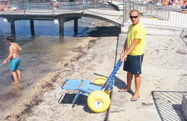 Na osrednji portoroški plaži invalidom pomagajo do morja s posebnimi ležalniki