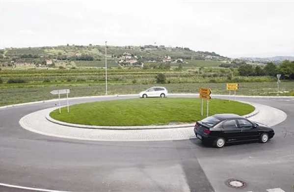 Tako je videti krožišče pod Kampelom po naknadno opravljeni zamenjavi notranjih robnikov