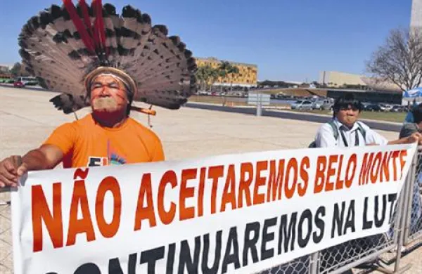 Brazilski staroselci  z napisom  
