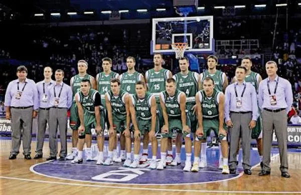 Slovenska ekipa pred začetkom tekme proti Tuniziji