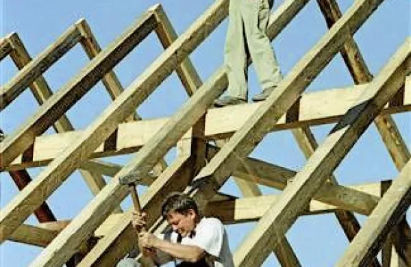 V petek sta pri dveh delovnih nesrečah delavca padla s strehe. Fotografija je simbolična.