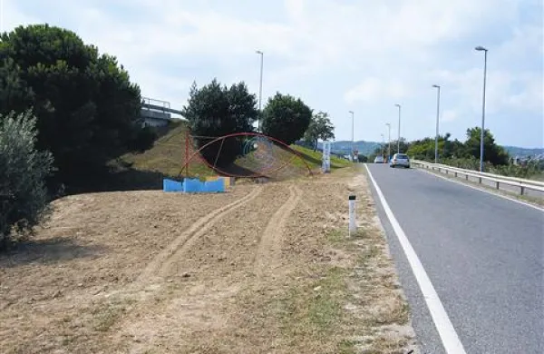Na vhodu v Izolo so podstavek za barko postavili preblizu roba ceste in kovinske skulpture v obliki ribe, komunalni vod pa brez soglasja, kar lahko Direkcija RS za ceste prijavi prometnemu inšpektorju