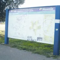 Turistična tabla pred železniško postajo v Kopru, na kateri sicer piše “Turistične informacije in promocija Slovenije”, zaradi slabega stanja nudi vse prej kot to.
