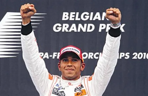 Hamilton s tretjo zmago do skupnega vodstva