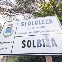 Še en dokaz nesramnega nagajanja: v rezijanščini se Solbica napiše s črko c, v napisu na obcestni tabli pa se je v ime kraja prikradel “italijanski” z 