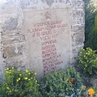 Spomenik mladinskim delovnim brigadam pod vasjo Čelje v Brkinih