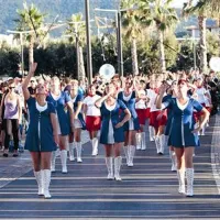 Povorka spretnih mažoretk in domačih godb na pihala je krenila s Prešernovega trga in uigrano korakala do ribiškega pomola 