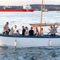 Batelon Fortuna je na svojo krstno vožnjo po zalivu zapeljal tudi koprskega župana Borisa Popoviča in njegovega sina Taia