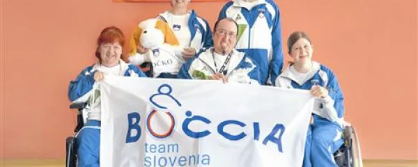 Člani slovenske reprezentance - Boccia Team Slovenia: (z leve) Štefka Peklar iz Maribora, Fabio Rizzi iz Kopra (s Plavij) in Natalie Finkšt s Škofij. Stojita Lea Hedžet (spremljevalka) in Izidor Izi Janc (selektor)