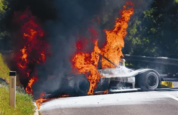 Italijanu Adrianu Zerli se je  med vožnjo vnel dirkalni avtomobil
