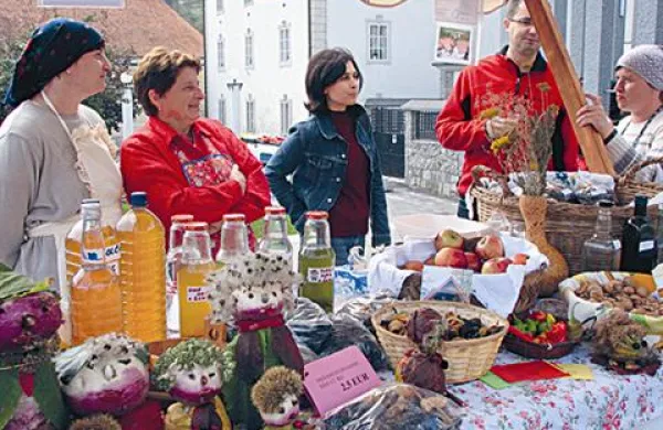 Mednarodna kmečka tržnica v Dolenji vasi