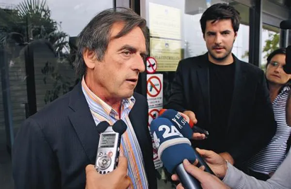 Marjan Mikuž je včeraj obtožil prejemanja nezakonitega darila tudi nekdanjega direktorja Luke Roberta Časarja