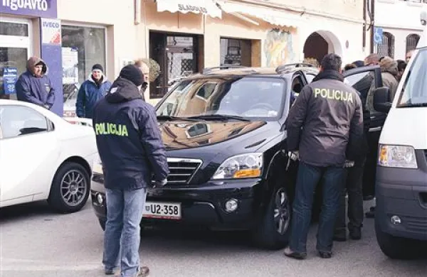 Solkan, 9. marca 2010, ob 12.10:  kiin terenec Srečka in Aleksandre Prijatelj so takole obkolili koprski kriminalisti