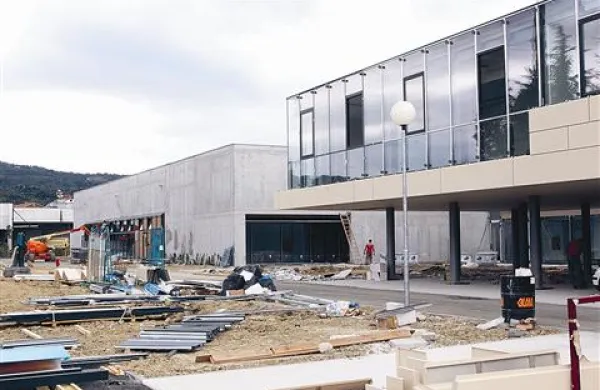 Pogled na gradbišče nove šole odkriva, da bodo dijaki morali tudi novo šolsko leto začeti v starem poslopju v središču mesta