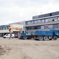 Novo srednjo tehniško šolo sestavljajo trije sklopi: osrednji šolski del s kletno etažo in z dvema nadstropjema, telovadnica in stavba z delavnicami