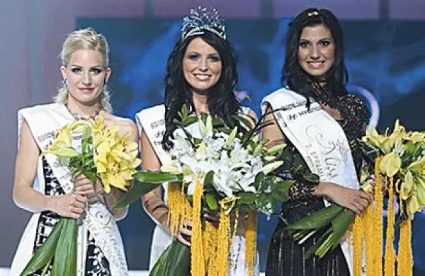 Miss Slovenije 2010 je sinoči postala Sandra Adam (v sredini).
