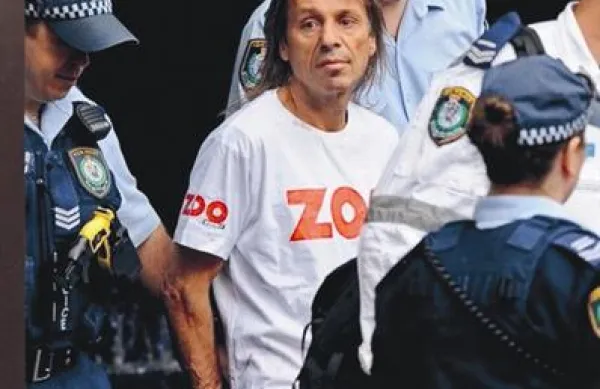 Francoskega plezalca so na vrhu avstralskega nebotičnika pričakali policaji.