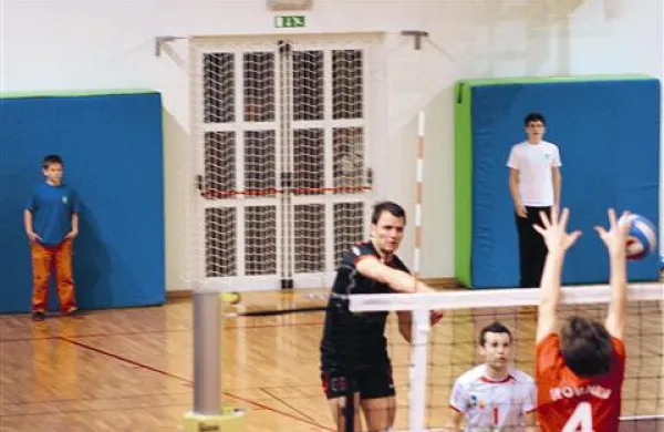V moštvo se je po sezoni premora vrnil dolgoletni domači odbojkar Matjaž Stanič (levo)