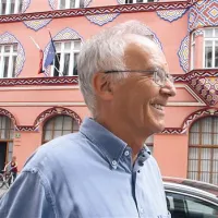 “Pesem, ki nastane kot dar, je treba spoštovati in jo v miru poslušati.”