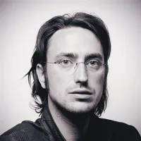 Mirt Komel je mladi novogoriški filozof in sociolog, dramatik in esejist, med drugim avtor zbirke Sarajevski dnevnik. Na predvečeru Vilenice v Biljah bo nastopal v vlogi gostitelja