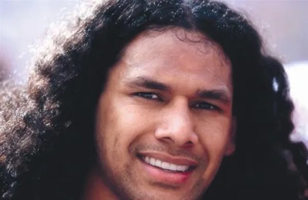 Polinezijski superzvezdnik ameriškega nogometa Troy Polamalu je svojo vranje črno grivo zavaroval za milijon dolarjev.