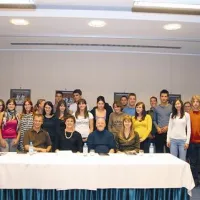 2009: dijaki koprske umetniške gimnazije na srečanju s slovenskimi udeleženci festivala 