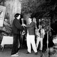 1987: takratni predsednik društva pisateljev Rudi Šeligo izroča nagrado Petru Handkeju, v ozadju Veno Taufer
