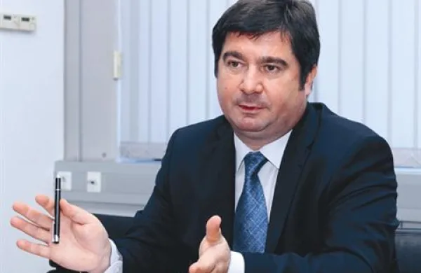 Robert Časar zanika vse Mikuževe navedbe zoper njega.
