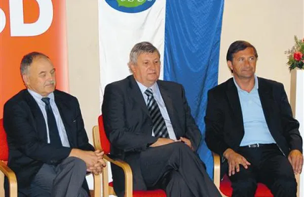 Valentinčič med predsednikoma Desus Karlom Erjavcem (desno) in območnega odbora SD Zvonimirjem Kristančičem (levo)