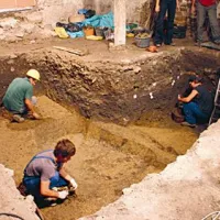 V tleh so naleteli na jame, ki so jih najbrž uporabljali za pridobivanje gline