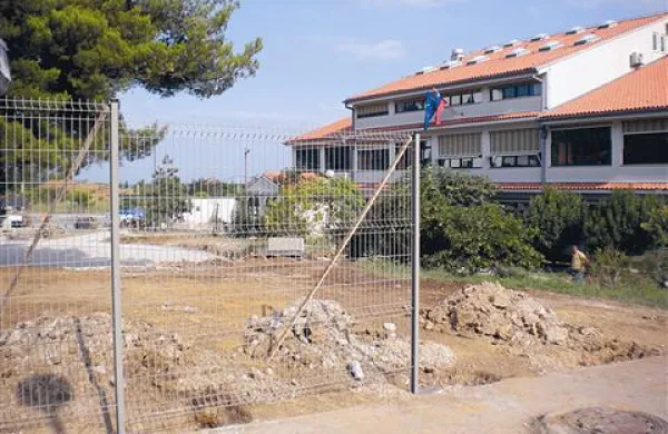 Dolgoletna opozarjanja, da je šolo v Livadah nujno ograditi,  so vendarle obrodila sadove