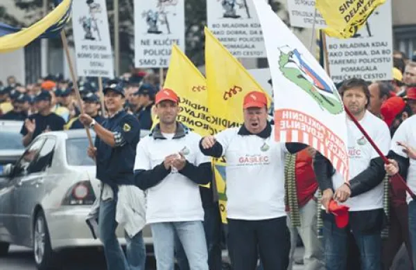 Okoli tisoč ljudi danes pred ministrstvom za delo protestira zoper predlagano pokojninsko reformo.