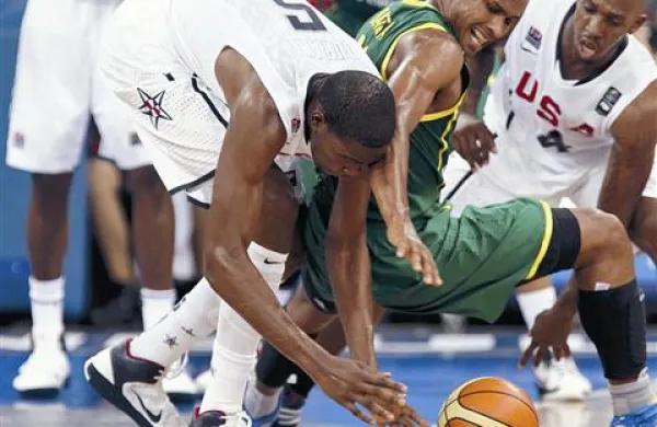 Tekma med ZDA in Brazilijo je bila odločena šele v zadnjih sekunda. Za žogo se borita  Kevin Durant in Brazilec Leandro Barbosa, dosedanji soigralec Gorana Dragića v ligi NBA.
