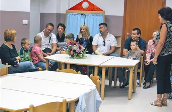 V Lokvi so šolarji namesto v šolske prostore, ki jih sežanska občina prenavlja, sedli za mize v začasnih prostorih