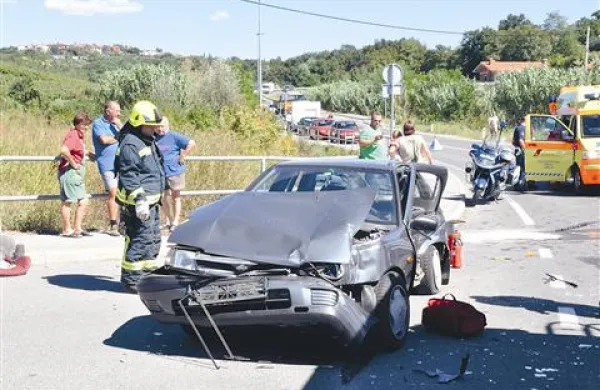 Pred policijski avto in pod tovornjak