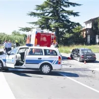 Pred policijski avto in pod tovornjak