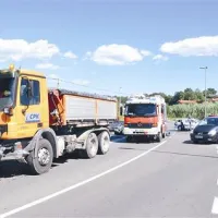 Pred policijski avto in pod tovornjak