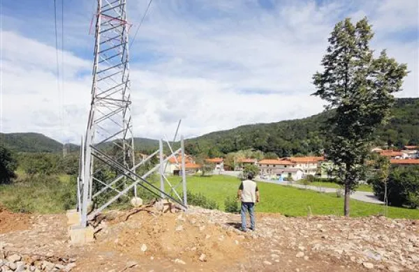 Eles v Grgarskih Ravnah že koplje. Sodišče je naložilo ministrstvu, naj preveri soglasje zanj, ljudje pa  zahtevajo, naj daljnovod umaknejo dlje od vasi.  