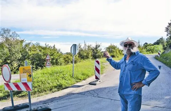 Poleg krajanov  nad zaporo ceste čez Barede bentijo  tudi obdelovalci  kmetijskih površin, denimo  Hristo Popovski 