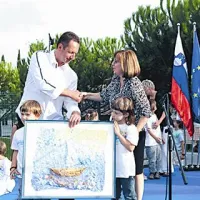 Župan Boris Popovič in ravnateljica Nives Prša sta si zadovoljno segla v roke