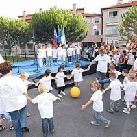 Razigrano otvoritveno vzdušje
