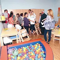 Starši so si z zanimanjem ogledali notranjost novega vrtca.