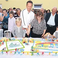 Na slovesnosti ni manjkala ogromna torta.