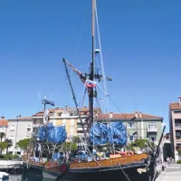 Jadrnica Amara Zee je hkrati gledališki oder