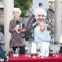 V vrtu Pokrajinskega muzeja so  poeziji dali besedo:  (z leve) prevajalka Breda Biščak, C.D. Wright in Tomaž Šalamun ter gostiteljica Vesna Humar