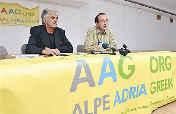 Predsednik AAG Vojko Bernard (levo) je na današnji novinarski konferenci povedal, da se AAG umika iz boja proti plinskim terminalom, ker so njihove pritožbe na Evropski komisiji blokirali in ker jih ne obravnavajo ne v Italiji ne v Sloveniji.