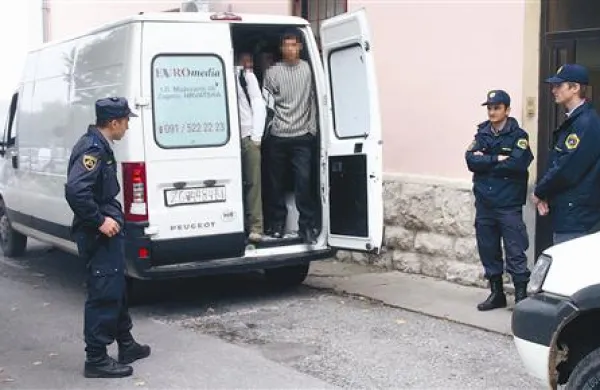 Čeprav je prevažanje ilegalcev v zadnjem času nekoliko usahnilo, nekateri s tem poslom še vedno dobro služijo