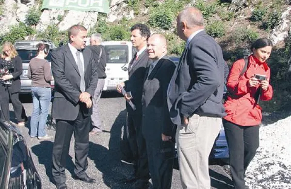 Minister Patrick Vlačič s Tadejem  Jeršičem, Samom Bevkom in Bojanom Severjem na pospravljenem gradbišču v Zali