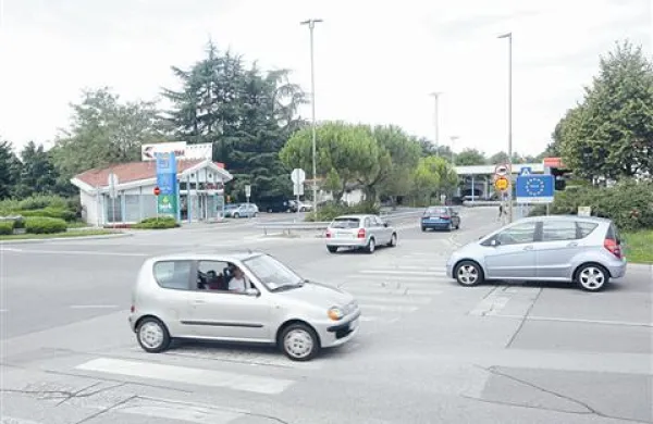 Nevarno križišče v Rožni Dolini bodo končno uredili 